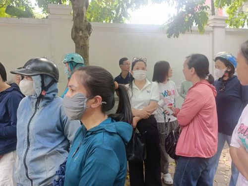 Theo ghi nhận của PV, tại điểm thi, tâm trạng lo lắng hiện rõ trên gương mặt nhiều phụ huynh khi chờ con thi môn Toán sáng nay.