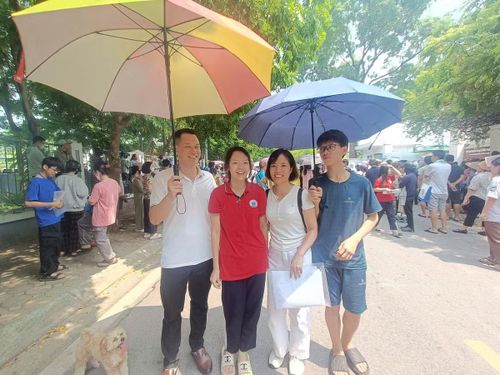  Hôm nay cả nhà anh Nguyễn Văn Tân (Đặng Xá) đưa con gái đi thi, gồm bố mẹ và em trai để động viên tinh thần cho con. Nhà ở hơi xa so với điểm thi ở Trường THPT Phúc Lợi nên hôm nay cả nhà đưa con đi thi từ sớm, với tâm trạng hồi hộp, lo lắng. Khi thấy con hoàn thành bài thi, ra khỏi phòng thi nở nụ cười, thông báo con làm bài thi tốt thì bố mẹ mới nhẹ lòng, phấn khởi. 