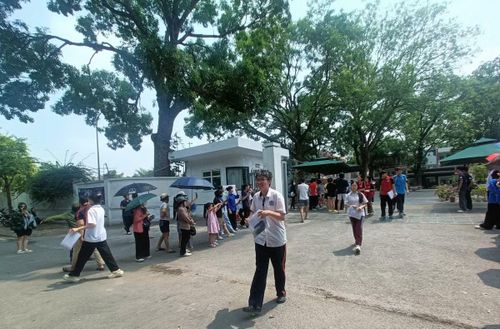  Bước ra khỏi phòng thi, những khuôn mặt căng thẳng suốt nhiều tháng ôn luyện đã được thay bằng nụ cười nhẹ nhõm 