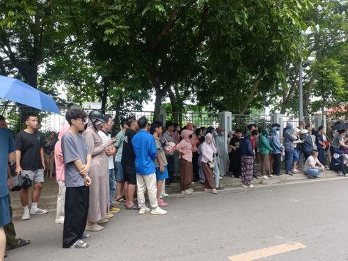 Lo lắng cho con trong kỳ thi quan trọng, nhiều phụ huynh dường như quên đi cái nóng oi bức bên ngoài cổng trường, kiên trì đứng chờ con trước cổng trường 2 tiếng đồng hồ.