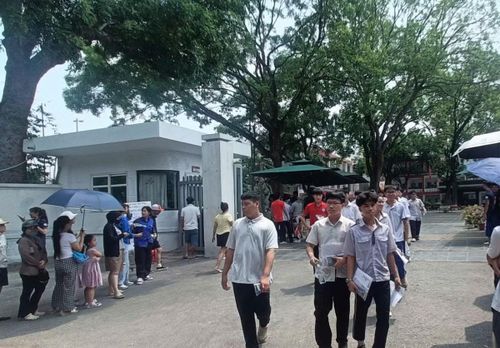 Nhiều thí sinh rời phòng thi sáng nay với tâm trạng nặng nề