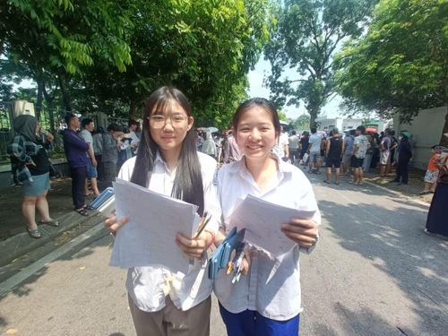 Tại các điểm thi, có những khuôn mặt căng thẳng nhưng cũng có những nụ cười. Hoàn thành bài thi Toán sáng nay, ra khỏi phòng thi với nụ cười thoải mái, em Đoan Trang, học sinh lớp 9 Trường THCS Ngọc Thụy tự tin cho biết, em có thể đạt được 8 điểm, vì đề năm nay em thấy vừa sức em, không khó lắm.