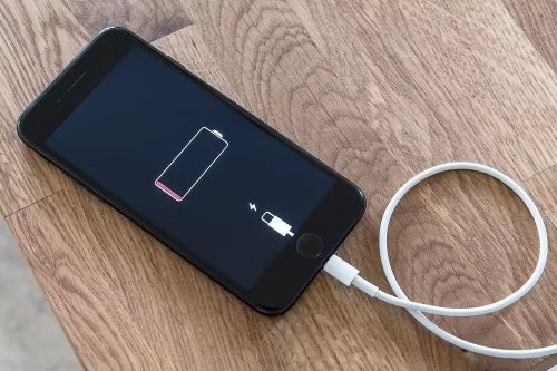 Khi hiện tượng “nóng kép” này kéo dài liên tục, nhiệt độ bên trong smartphone có thể tăng mạnh, khiến pin xuống cấp nhanh hơn bình thường và làm giảm khả năng duy trì hiệu năng của máy theo thời gian.