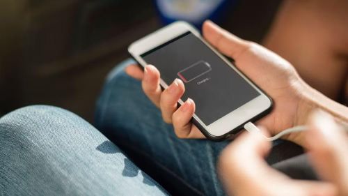 Theo các chuyên gia công nghệ, pin lithium-ion trên điện thoại hoạt động ổn định nhất trong khoảng nhiệt độ từ 16 đến 22 độ C, trong khi thời tiết nắng nóng kéo dài có thể đẩy nhanh các phản ứng hóa học bên trong pin và làm giảm tuổi thọ thiết bị.