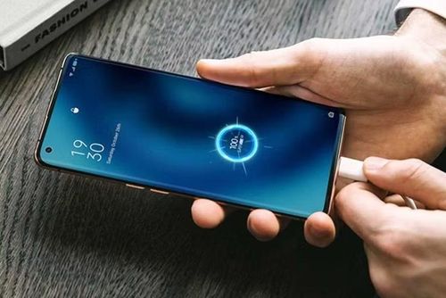 Để kéo dài tuổi thọ pin smartphone trong mùa hè, người dùng được khuyến nghị hạn chế vừa sạc vừa sử dụng, ưu tiên sạc ở nơi thoáng mát, tháo ốp khi máy quá nóng và duy trì dung lượng pin trong khoảng 20-80% thay vì liên tục sạc đầy 100%.