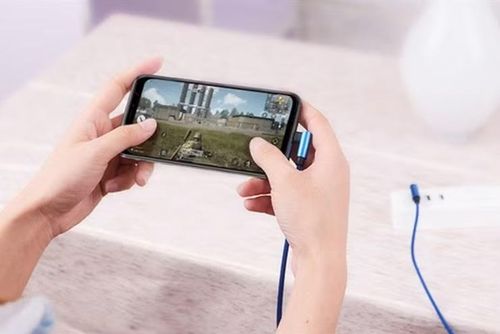 Một trong những sai lầm phổ biến nhất hiện nay là vừa sạc vừa chơi game, xem video hoặc livestream, bởi quá trình sạc vốn đã sinh nhiệt trong khi các tác vụ nặng tiếp tục khiến bộ xử lý nóng lên nhanh hơn.