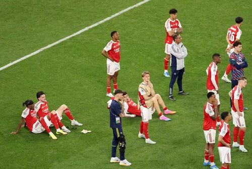 Nỗi thất vọng bao trùm các cầu thủ Arsenal sau loạt sút luân lưu. Giấc mơ hoàn tất cú đúp Ngoại hạng Anh và Champions League của thầy trò HLV Mikel Arteta tan vỡ tại Budapest.
