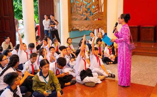 Các em thiếu nhi khám phá Bảo tàng TP Cần Thơ, tìm hiểu văn hóa - lịch sử địa phương.