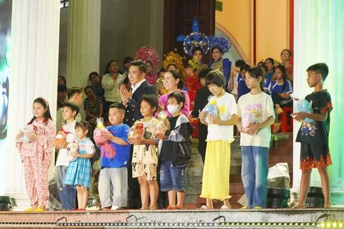 Bà Nguyễn Thị Hồng Nga, Chủ tịch Ủy ban MTTQ Việt Nam phường Ninh Kiều và ông Chu Tấn Văn, Chủ tịch Manhunt Việt Nam, trao quà cho các em thiếu nhi.