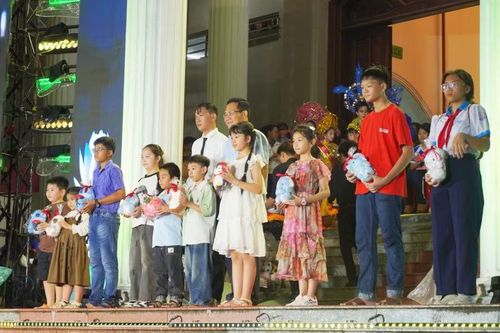Ông Nguyễn Minh Tuấn, Phó Giám đốc Sở VH-TT&DL TP Cần Thơ và ông Ngô Anh Minh, đại diện Công ty TNHH Truyền thông Giải trí Việt News, trao quà cho các em thiếu nhi.