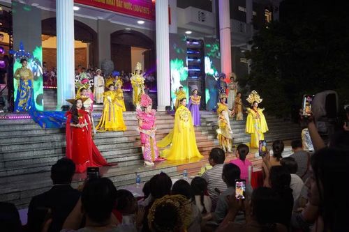 Những thiết kế mang hơi thở hiện đại hòa quyện cùng vẻ đẹp truyền thống.