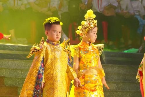 Các mẫu nhí tự tin trình diễn thời trang trên sân khấu.