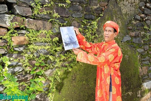 Một đoạn tường thành phía Nam của Di tích Vườn Đồn, du khách đến tham quan sẽ được nghe kể chuyện hàng trăm năm trước, lính Hoàng Sa tập trung tại đây, sau đó rời đất liền ra đảo Lý Sơn bổ sung quân, sau đó đi ghe buồm ra trấn giữ đảo Hoàng Sa. Ảnh: Lê Văn Chương