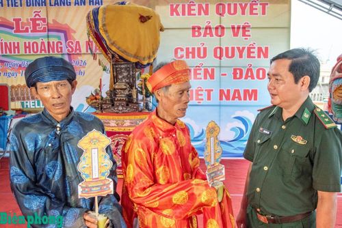 Đồn Biên phòng Lý Sơn và các tộc họ tổ chức các hoạt động giới thiệu về đội Hùng binh Hoàng Sa với du khách. Ảnh: Lê Văn Chương