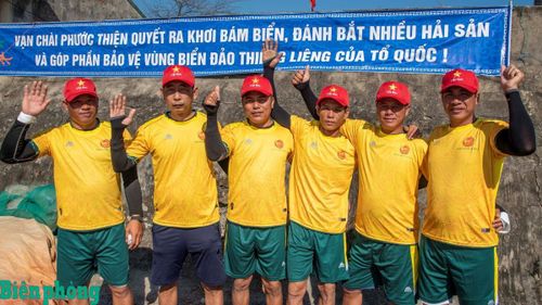 Nhiều lễ hội cầu ngư ở Quảng Ngãi có nội dung động viên ngư dân bám biển, chung tay với Bộ đội Biên phòng bảo vệ chủ quyền thiêng liêng của Tổ quốc. Ảnh: Lê Văn Chương