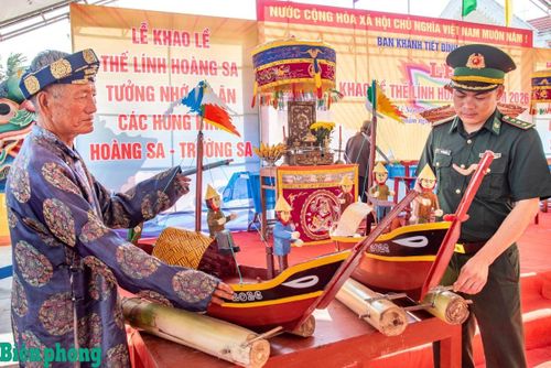 Lễ khao lề thế lính Hoàng Sa tại đảo Lý Sơn là điểm nhấn thu hút khách du lịch. Ảnh: Lê Văn Chương