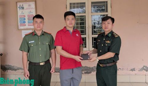 Anh Đinh Văn Dương nhận lại chiếc ví của mình. Ảnh: Hợp Khánh