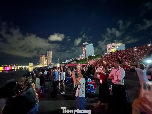Hàng nghìn khán giả vỡ òa trong cảm xúc trước những màn trình diễn ấn tượng của cả hai đội.