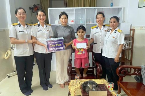 Hội Phụ nữ Trung tâm BĐKT Vùng 3 Hải quân tặng bộ sách giáo khoa năm học mới và tiền mặt cho con ngư dân do đơn vị nhận đỡ đầu trên địa bàn thành phố Đà Nẵng.