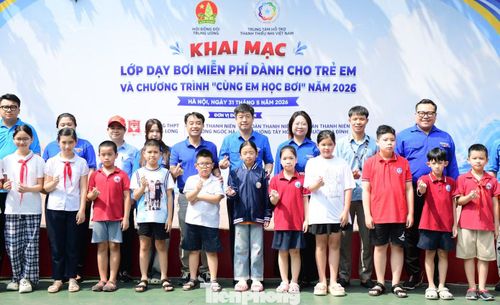 Đại biểu và các em tham gia lớp học bơi miễn phí tại chương trình khai mạc. Ảnh: Xuân Tùng