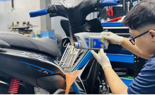 Với các xe cũ, chủ phương tiện nên kiểm tra và thay thế các ống dẫn xăng đã chai cứng bằng loại chịu được ethanol khi sử dụng xăng E10. Ảnh minh họa: Auto365.