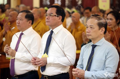 Các đại biểu tham gia nghi lễ tụng kinh Khánh đản.