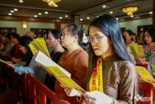 Phật tử trang nghiêm tụng kinh Khánh đản.