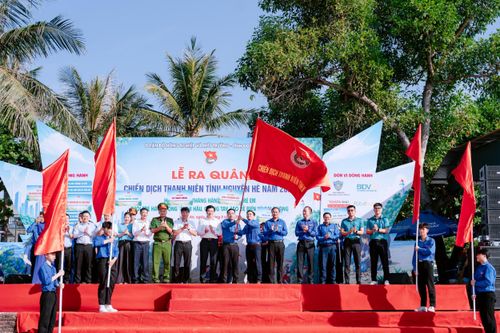 Thực hiện nghi thức trao cờ phát động, chính thức khởi động Chiến dịch Thanh niên tình nguyện Hè năm 2026. Ảnh: Bích Hường