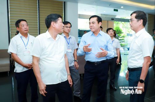 Chủ tịch UBND tỉnh Võ Trọng Hải trao đổi với lãnh đạo tỉnh, Sở Giáo dục và Đào tạo và Hội đồng chấm thi. Ảnh: Thành Duy