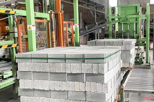 Sản phẩm gạch không nung góp phần giảm khai thác tài nguyên đất sét và hạn chế phát thải từ vật liệu xây dựng truyền thống.