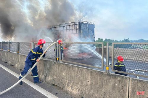 Nhận tin báo, Phòng Cảnh sát PCCC&amp;CNCH Công an tỉnh đã điều động 2 xe chữa cháy cùng 14 cán bộ, chiến sĩ đến hiện trường tổ chức chữa cháy.