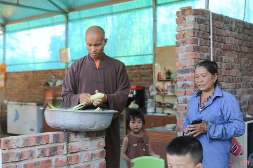 Ngoài các thời khóa kinh kệ vào đêm khuya và sáng sớm, thời gian còn lại trong ngày Đại đức Thích Đồng Pháp dành để chăm sóc các em nhỏ.