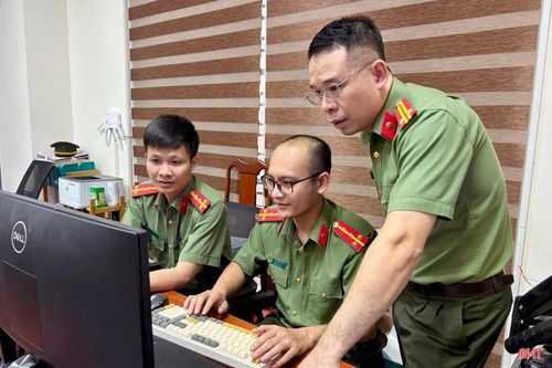 Cán bộ Phòng An ninh mạng và phòng, chống tội phạm sử dụng công nghệ cao phân tích dữ liệu sự cố về an toàn thông tin.