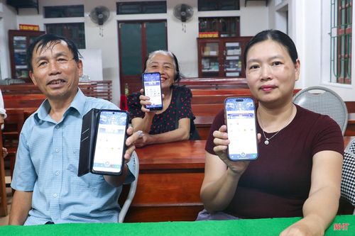  Người dân phấn khởi sau khi cài đặt thành công i-HaTinh. 