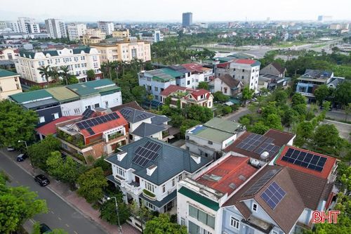 Điện mặt trời mái nhà đang được nhiều hộ gia đình tại Hà Tĩnh quan tâm đầu tư nhờ hiệu quả kinh tế và lợi ích môi trường. (Ảnh: phường Thành Sen, tỉnh Hà Tĩnh).