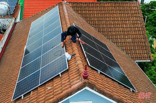 Các tấm pin năng lượng mặt trời được lắp đặt trên mái nhà phục vụ nhu cầu tự sản xuất, tự tiêu thụ điện năng.