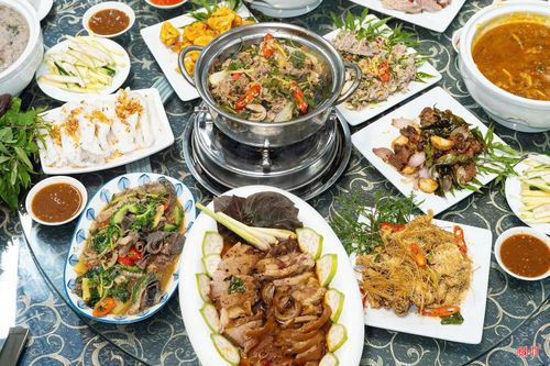 Nhu cầu sử dụng các món ăn từ dê tăng cao khiến nhiều nhà hàng tại Hà Tĩnh gặp khó trong việc nhập đủ nguồn hàng phục vụ khách.