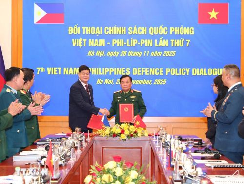 Thượng tướng, Thứ trưởng Bộ Quốc phòng Hoàng Xuân Chiến và Ngài Irineo Espino, Thứ trưởng Bộ Quốc phòng Philippines ký biên bản Đối thoại Chính sách Quốc phòng Việt Nam-Philippines lần thứ 7, tháng 11/2025. (Ảnh: Trọng Đức/TTXVN)