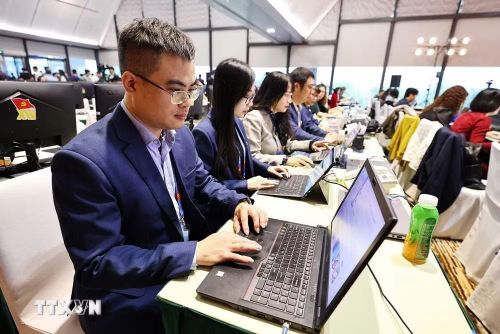 Phóng viên TTXVN tác nghiệp tại Đại hội XIV của Đảng. (Nguồn: TTXVN)