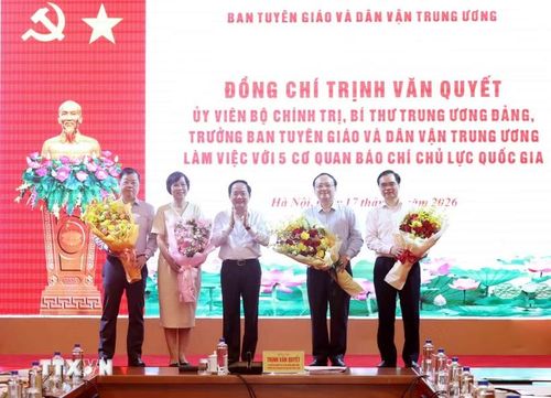 Đồng chí Trịnh Văn Quyết, Ủy viên Bộ Chính trị, Bí thư Trung ương Đảng, Trưởng Ban Tuyên giáo và Dân vận Trung ương tặng hoa chúc mừng lãnh đạo các cơ quan báo chí chủ lực quốc gia. (Ảnh: Phương Hoa/TTXVN)