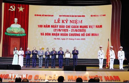 Tổng Bí thư Tô Lâm trao tặng Huân chương Hồ Chí Minh cho đội ngũ người làm báo nhân kỷ niệm 100 năm Ngày Báo chí Cách mạng Việt Nam. (Ảnh: Thống Nhất/TTXVN)