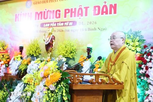 Hòa thượng Thích Thanh Nhiễu - Phó Chủ tịch Thường trực Hội đồng Trị sự Trung ương Giáo hội Phật giáo Việt Nam tuyên đọc thông điệp của Đức Pháp chủ Giáo hội Phật giáo Việt Nam. (Ảnh: Minh Đức/TTXVN)