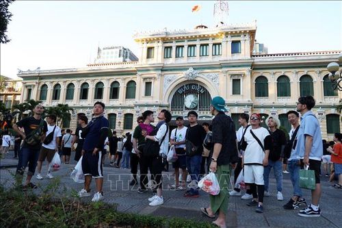 Khách quốc tế trải nghiệm không gian du lịch ở điểm đến Bưu điện Trung tâm Thành phố Hồ Chí Minh. Ảnh: Hồng Đạt/TTXVN