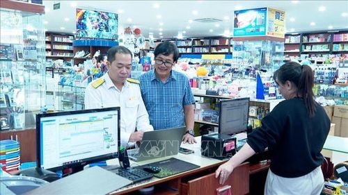 Cán bộ Thuế tỉnh Phú Thọ trực tiếp đến từng hộ kinh doanh để hướng dẫn người dân kê khai thuế. Ảnh minh họa: Nguyễn Thảo/TTXVN.