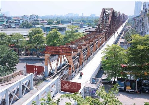 Sau gần 2 tháng thi công, dự án sửa chữa đột xuất phần đường đi bộ, đường xe máy và xe thô sơ hai bên Cầu Long Biên đã hoàn thành, sẵn sàng thông xe từ 0h ngày 28/5. Ảnh: Hoàng Hiếu/TTXVN