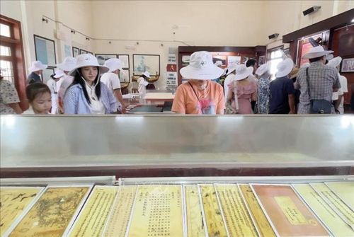 Du khách tìm hiểu chủ quyền biển đảo tại Nhà trưng bày Hải đội Hoàng Sa. Ảnh: Phạm Cường/TTXVN.