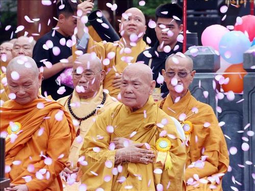 Trưởng lão Hòa thượng Thích Thiện Nhơn (hàng trên, ngoài cùng bên phải), Phó Pháp chủ Hội đồng Chứng minh, Chủ tịch Hội đồng Trị sự Giáo hội Phật giáo Việt Nam quang lâm chứng minh Đại lễ.