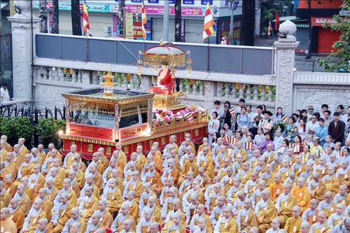 Đông đảo Tăng ni, Phật tử Thành phố Hồ Chí Minh cùng dự Đại lễ.