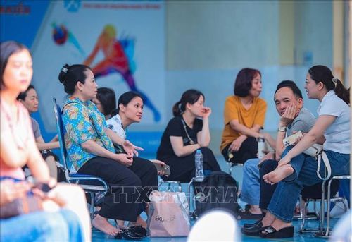 Dù mưa to hay nắng gắt, các bậc phụ huynh vẫn kiên trì chờ đợi thí sinh thi bên ngoài điểm thi. Ảnh: Hoàng Hiếu/TTXVN