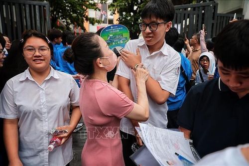 Nam sinh vui vẻ trong vòng tay người thân sau khi hoàn thành buổi thi đầu tiên tại điểm thi THCS Ngô Sĩ Liên. Ảnh: Phạm Tuấn Anh/TTXVN